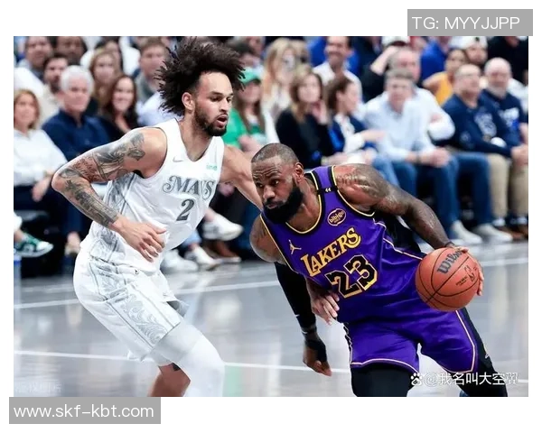 独行侠与凯尔特人激战正酣球迷热议赛场精彩瞬间